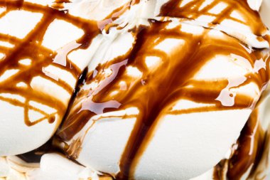 Vanilya-Çikolata tarafından sırlı dondurma yakın çekim.