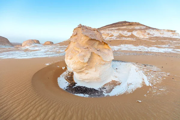 Steinpilze in der Roten Wüste, Ägypten. — Stockfoto