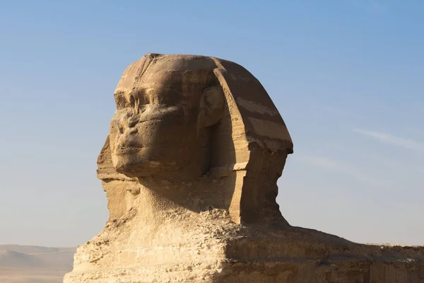Beau profil de la pyramide du Sphinx au lever du soleil. — Photo