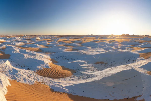 Weiße Wüstenlandschaft, beeindruckende Aussicht von oben. — Stockfoto