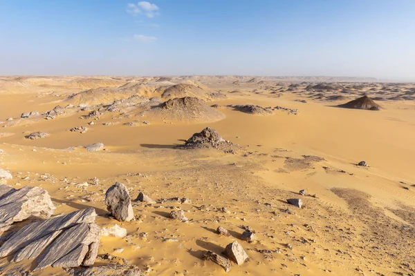 Schönheit der schwarzen Wüste an sonnigen Tagen. — Stockfoto