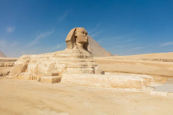 Fantastisk stor Sfinxpyramid mitt i öknen i Egypten. — Stockfoto