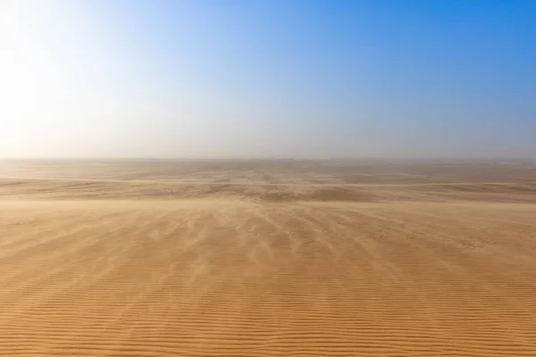 Stor Sahara öken med blå himmel på horisonten. — Stockfoto