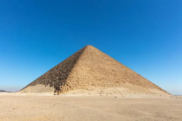 Gammal stor pyramid med blå molnfri himmel på bakgrunden. — Stockfoto
