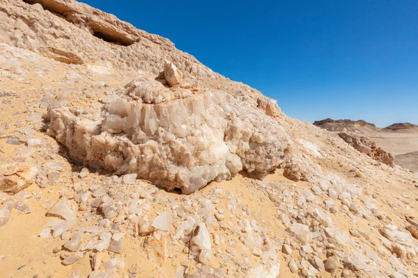 Felsformationen in der Wüste vor blauem Himmel. — Stockfoto