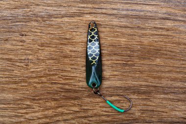 Eski bir balık yemi, eski ahşap masa üzerinde paslanmaz.