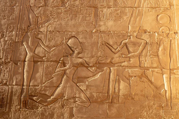 Graverade egyptiska figurer på den antika muren — Stockfoto