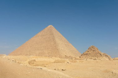 Arka planda mavi gökyüzü olan gizemli Mısır 'da büyük ışık piramidi.