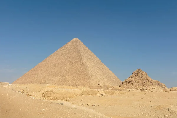 Grande pyramide lumineuse dans l'Egypte mystérieuse avec le ciel bleu sur le fond. — Photo