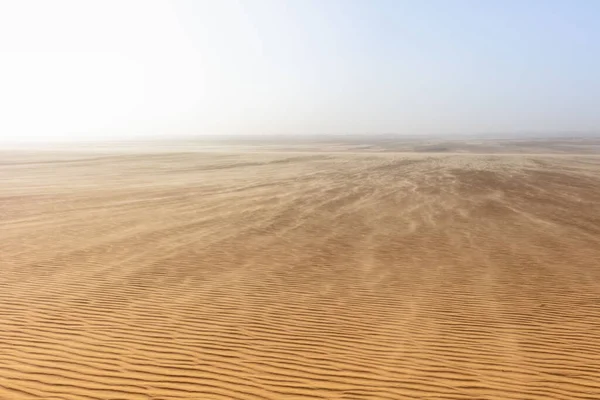 Stor sand i Saharaöknen. Vind i öknen. — Stockfoto