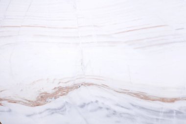 Muhteşem iç görünüşünün bir parçası olarak doğal beyaz mermer arka plan. Yüksek çözünürlüklü yüksek kaliteli doku. 50 megapiksel fotoğraf.