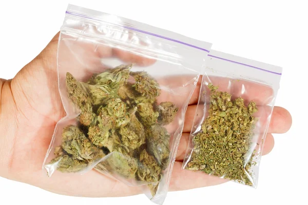 Mann handelt mit Marihuana isoliert auf weißem Hintergrund — Stockfoto