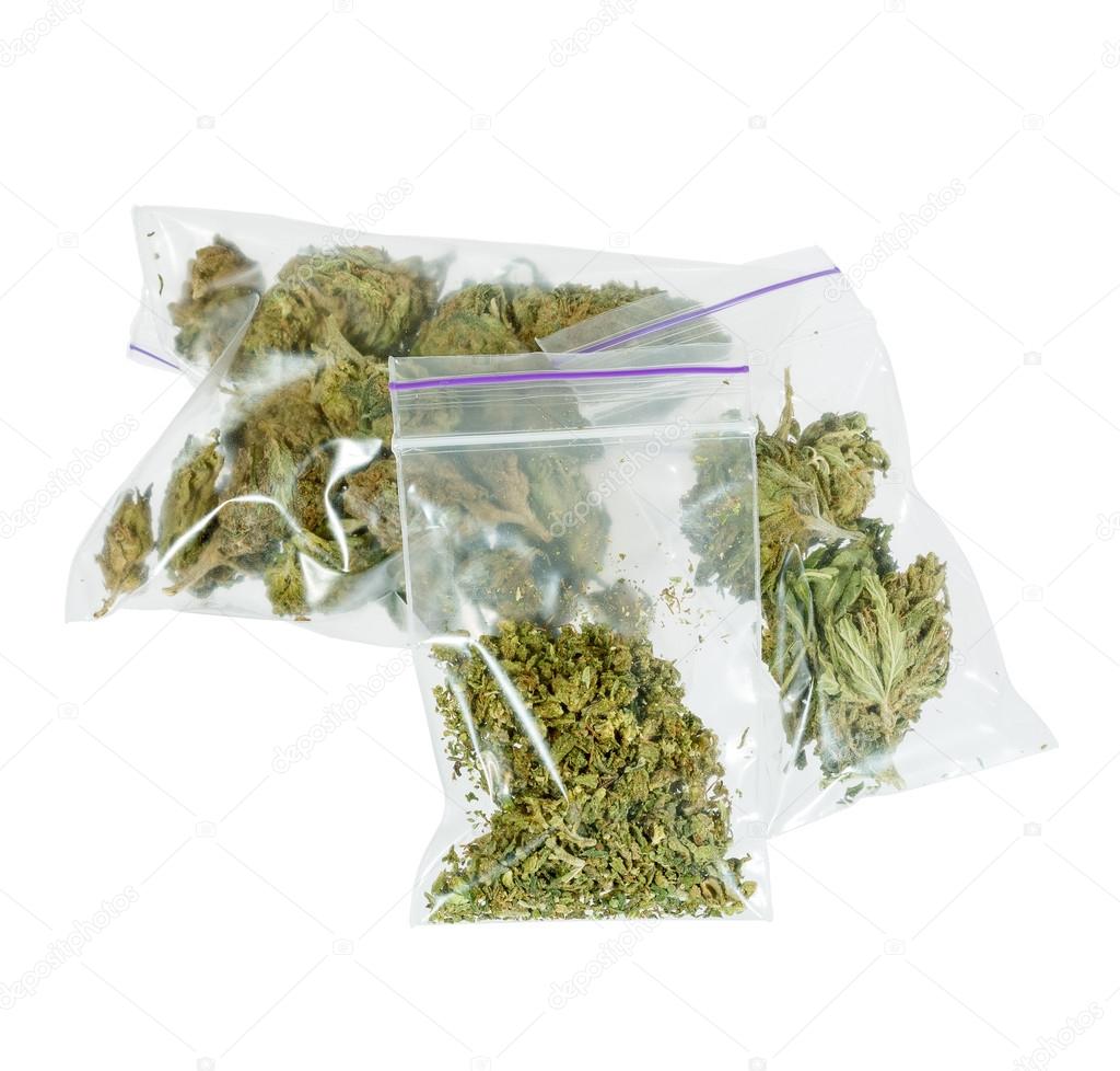 Cannabissamen mit einer Plastiktüte auf weißem Hintergrund hautnah