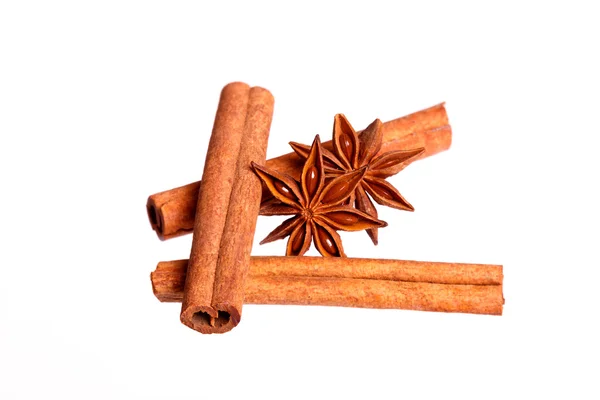 Palitos de canela y estrellas de anís. — Foto de Stock