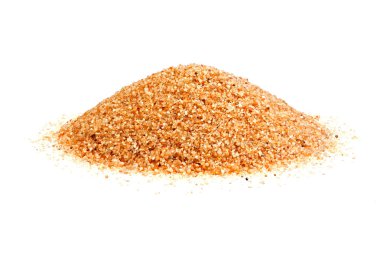 Beyaz arka plan üzerinde izole kaba kum yığını.