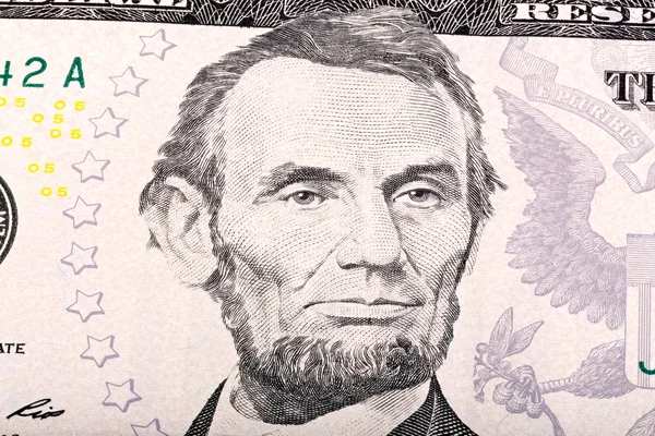 Una pila de cinco dólares. Retrato de primer plano de Abraham Lincoln . — Foto de Stock
