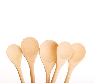 Tahta kaşıklar üzerinde beyaz izole bir sürü.