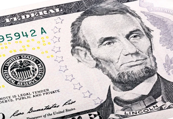Портрет Авраама Линкольна конец печати Федеральной резервной системы на пятидолларовой купюре . — стоковое фото