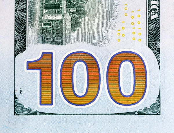 Číslo 100. Sto dolarů bill fragmentu closw-up, nové vydání. — Stock fotografie