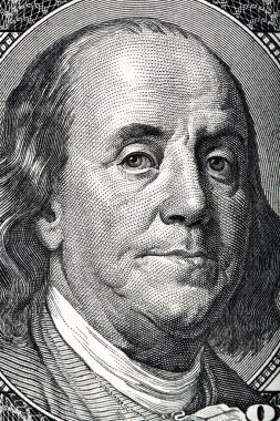 yüz dolarlık banknot üzerindeki benjamin Franklin'in portresi.