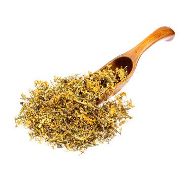 Tahta kaşık üzerinde kurutulmuş Melilotus officinalis (sarı tatlı yonca).