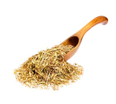 Capsella bursa-pastoris beyaz izole bir tahta kaşık üzerinde.