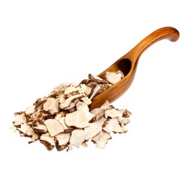 Tahta kaşık üzerinde dioscorea caucasica (Angelica sinensis veya kadın Ginseng).