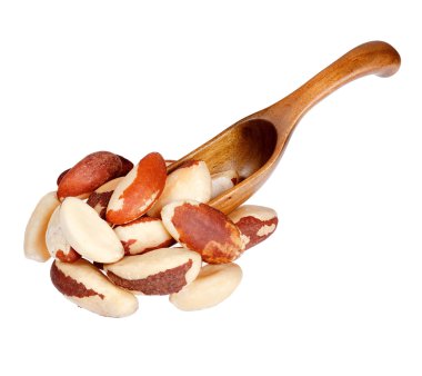 Tahta kaşık, beyaz arka plan üzerinde izole Brezilya fıstığı.