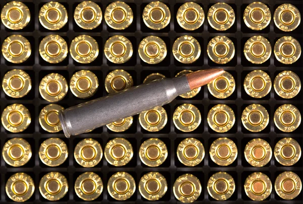 Gewehrkugel auf altem Holztisch. — Stockfoto
