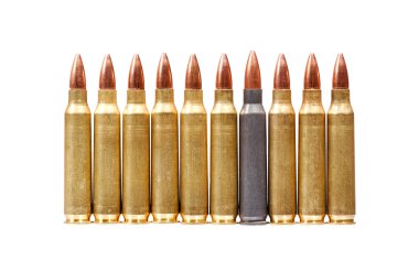 10 mermi üzerinde beyaz izole tüfek.