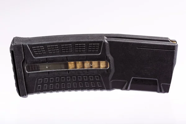 Cargador de pistola Airsoft sobre fondo blanco . — Foto de Stock