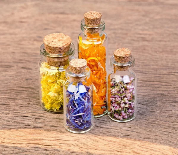 Bottles with herbs used in traditional medicine is not on the wo — Stock Photo, Image