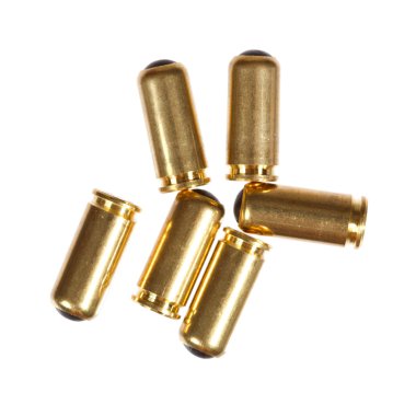 Beyaz arka planda izole edilmiş bir silah için 9mm kurşun..