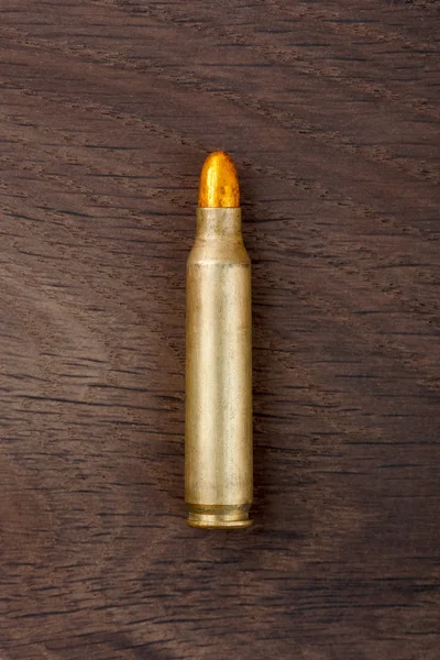 Gamla gevär bullet på det gamla trä skrivbordet. — Stockfoto