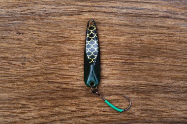 Eski ahşap masada paslanmaz eski balık yemi.