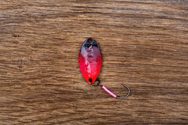 Cebo con el gancho para la pesca en la vieja mesa de madera . — Foto de Stock