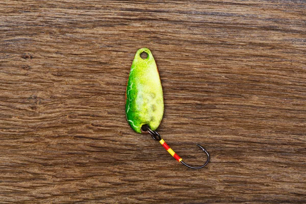 Señuelo de pesca viejo en la vieja mesa de madera . — Foto de Stock