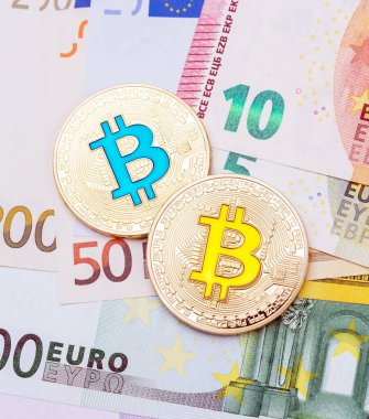İki altın bitcoin metal madeni para euro banknot, gelecekteki Finans teknolojileri kavramı üzerinde. Makro fotoğraf