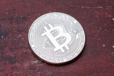 Kırmızı arka plan ile gümüş bitcoin üzerine kapatın. Yüksek çözünürlüklü fotoğraf.