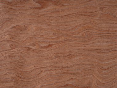 Kumral ve bakır kıvrımların sıcaklığı büyüleyici bir dansta, bu ahşap yüzeyin organik zarafetini canlandırıyor.