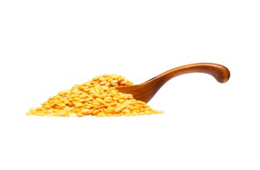 Tahta kaşık, üzerinde beyaz backgro izole kurutulmuş sarı bezelye