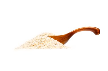 Beyaz arka plan üzerinde izole tahta kaşık susam.