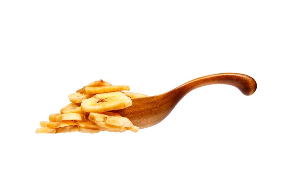 Banana chips nel cucchiaio di legno, isolato su sfondo bianco . — Foto Stock