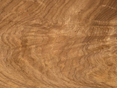 Bu çarpıcı görüntü, hipnotik, dalgalı ahşap desenleri ve zengin toprak tonlarıyla tanınan, lüks tasarım projeleri için dinamik ve dokulu bir görünüm sunan kobay kuşmuş kuş tüyü kaplamasının özünü yakalar.