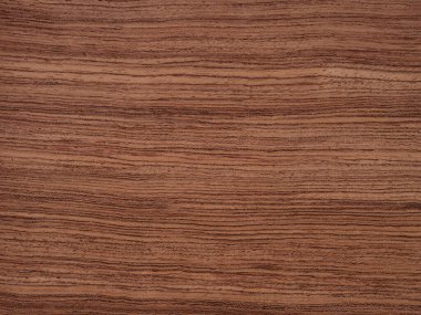 Görüntü, Bubinga kaplamasının doğal zarafetini gösteriyor, kendine özgü dalga desenleri ve her sanat eserine zengin, organik bir his veren sıcak kırmızımsı renkleri ile tanınıyor.