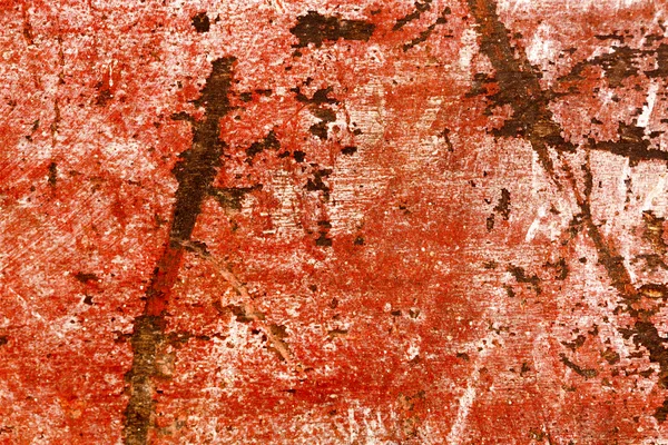 Pezzo di legno rosso dipinto gravemente danneggiato graffiato . — Foto Stock