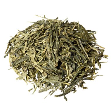 Sencha yeşil çay üzerinde beyaz izole.