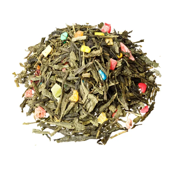 Grüner Tee mit Süßigkeiten in Herzform auf weißem Grund. — Stockfoto