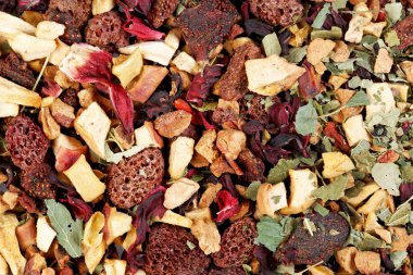 Kuru Meyve ve yaprakları ile aromatik yeşil çay.