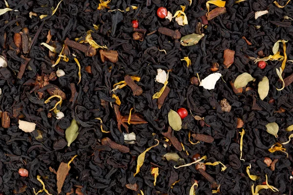 Διακοσμητικά πλήρης εικόνα καρέ από γαρίφαλο, κάρδαμο, κανέλα, τζίντζερ και μαύρο τσάι. Τσάι Masala. — Φωτογραφία Αρχείου